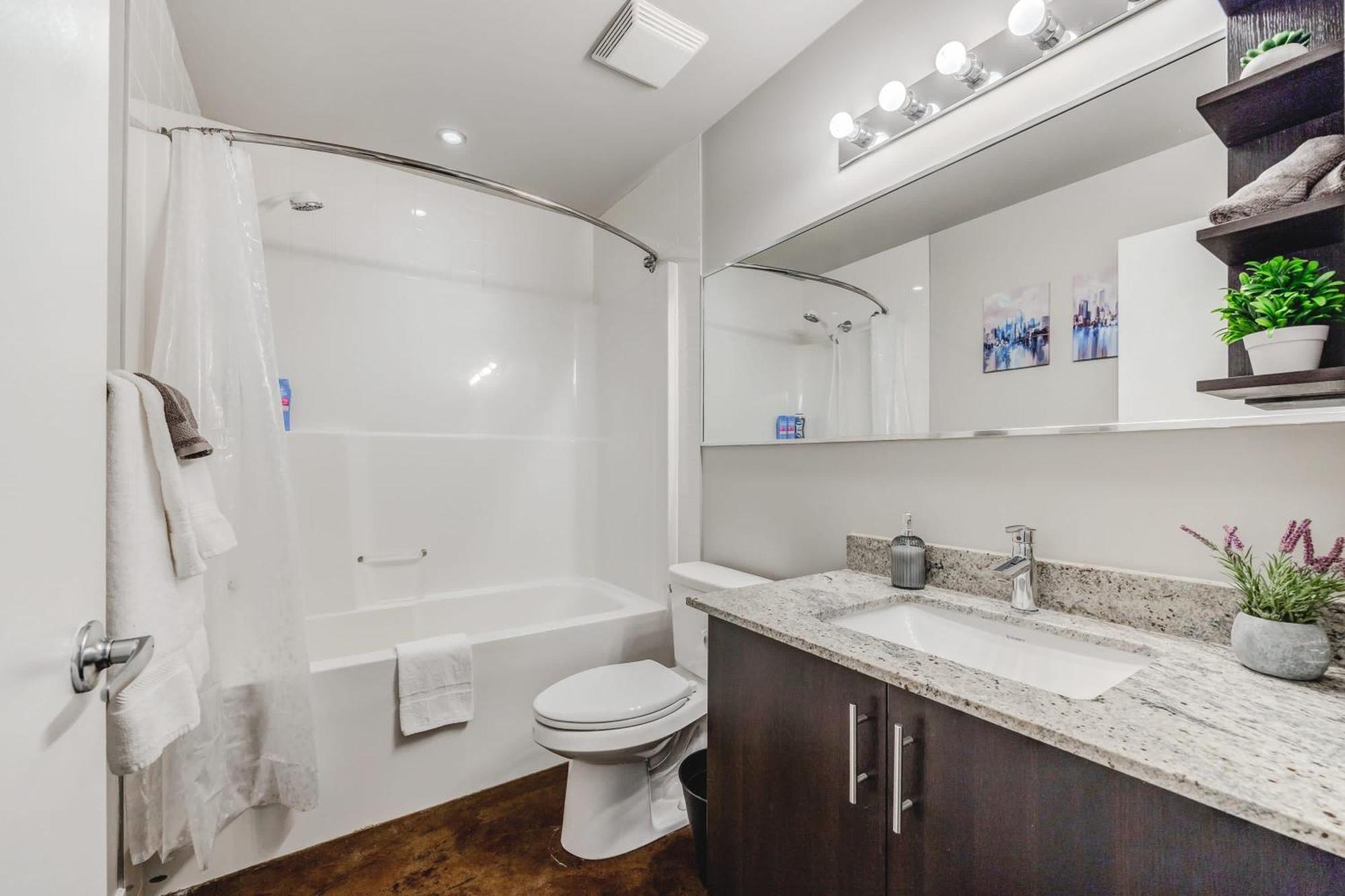 Upscale 2Br Condo - King Bed - Stunning Views Calgary Exterior photo